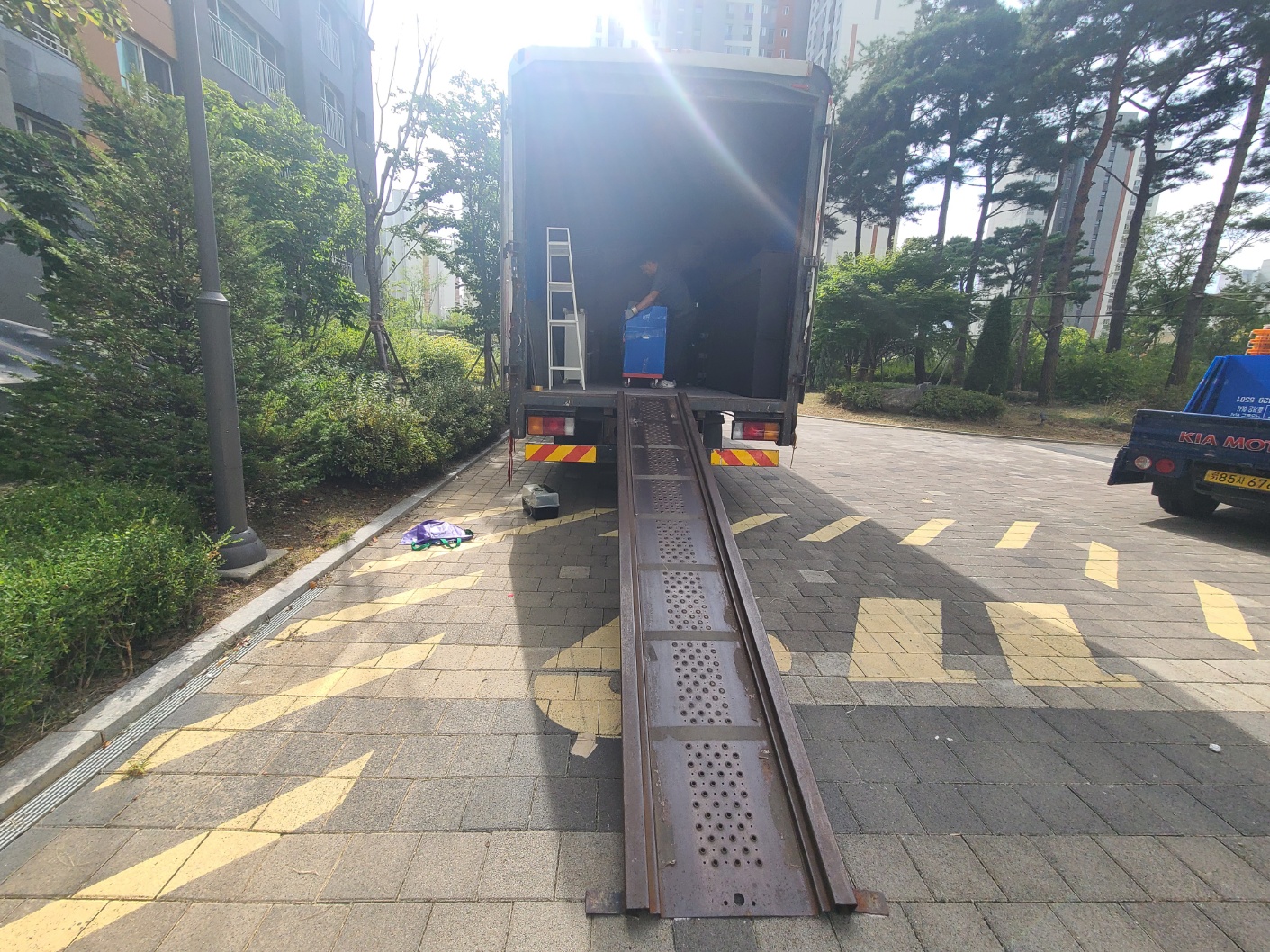 이사 전후 사진 – 거실 바닥, 창틀 클리닝