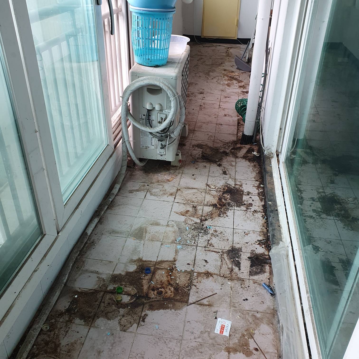 리뷰: 베란다 창틀 클리닝 전후 사진