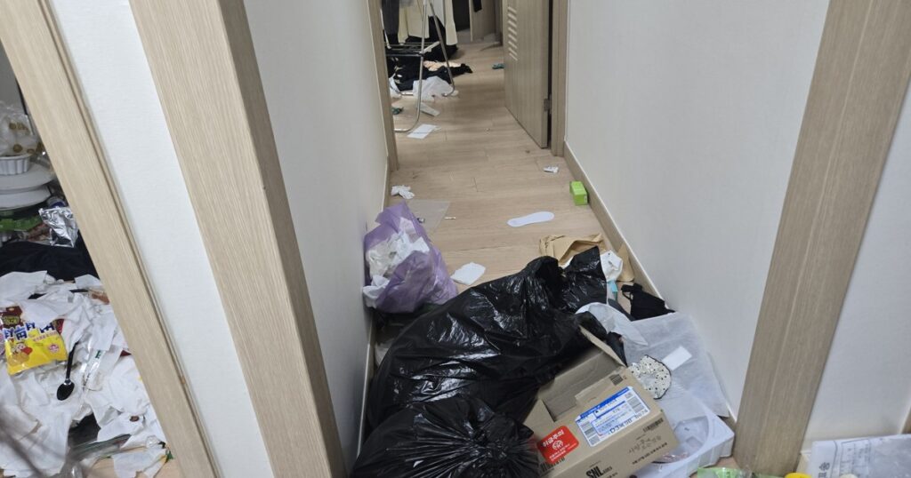 여수 쓰레기집 청소, 연락하기 전에 이것부터 확인하세요 - 쓰레기집 거실 작업 전 전경