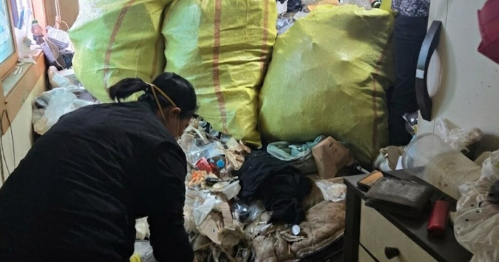 목포 쓰레기집 청소, 사진 한 장이면 10분 내 견적이 나옵니다 - 쓰레기집 현장 거실